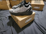 Wholesale Yeezy sneakers pallets for sale - Image 10